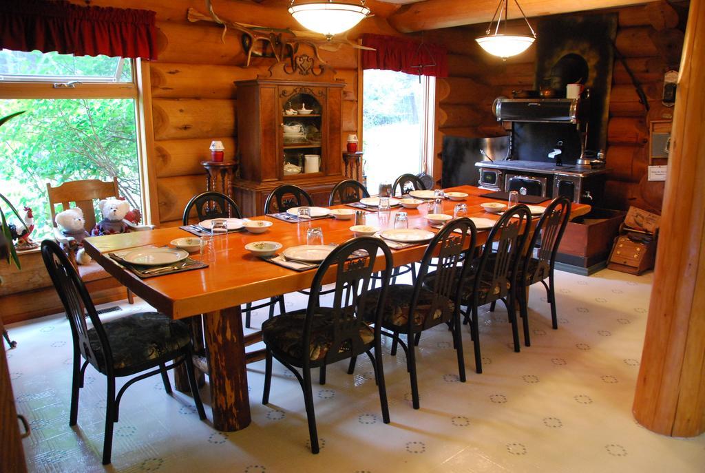Kicking Horse Canyon Guest House Golden Esterno foto