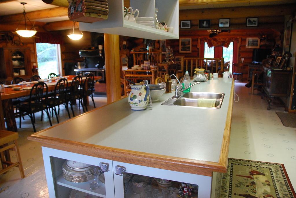 Kicking Horse Canyon Guest House Golden Esterno foto