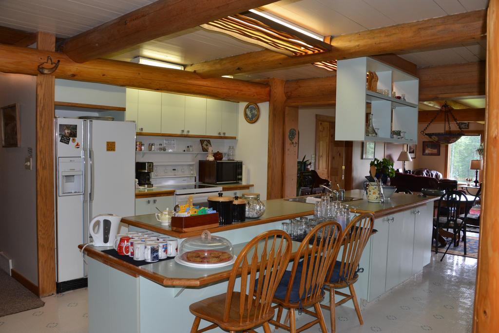 Kicking Horse Canyon Guest House Golden Esterno foto