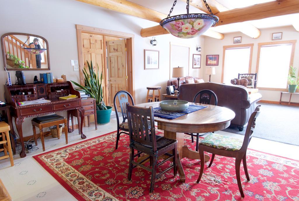 Kicking Horse Canyon Guest House Golden Esterno foto