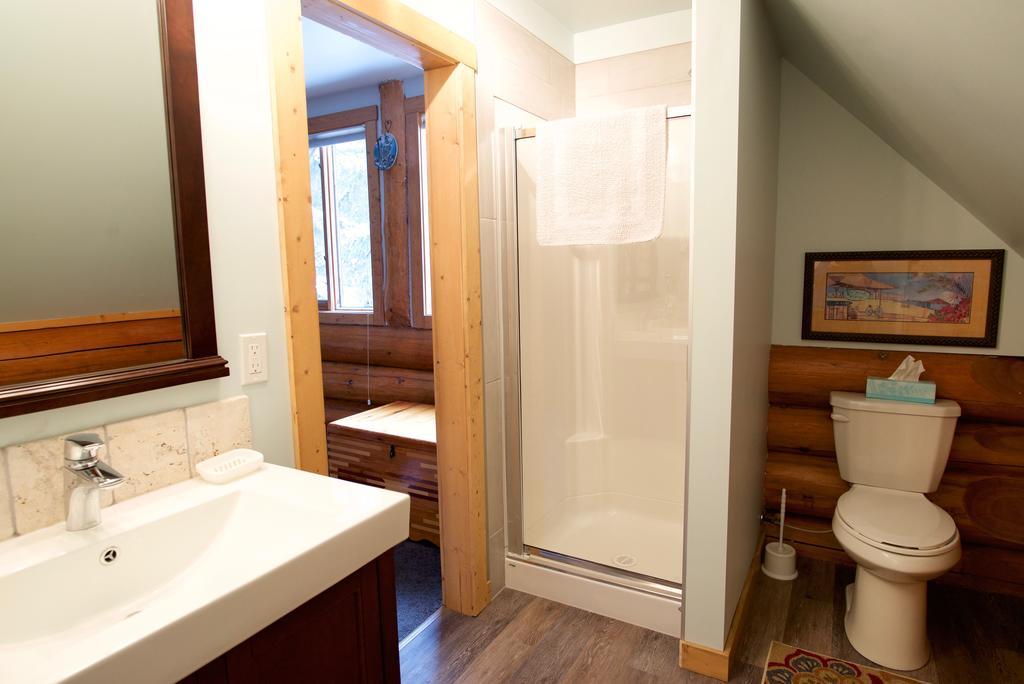 Kicking Horse Canyon Guest House Golden Esterno foto