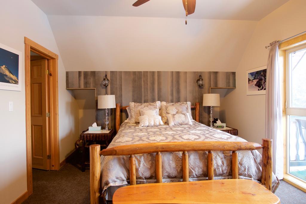 Kicking Horse Canyon Guest House Golden Esterno foto
